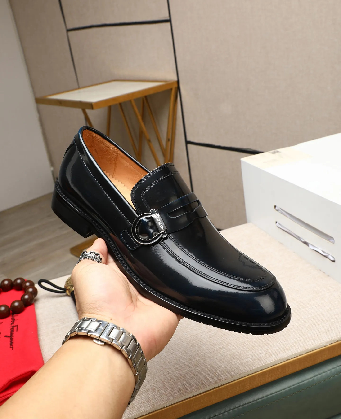 Men's shoes 💰560 📛📛(water-dyed cow lining) Salvatore Ferragamo high-end (Salvatore Ferragamo) is the world's top luxury footwear brand. It comes from the fashion kingdom of Italy. It is famous all over the world for its traditional handmade design and novel styles... 🚶🏻🚶🏻New suit shoes are available simultaneously at the counter. This model is made of pure handmade imported Italian calfskin fabric ➕soft water-dyed cowhide lining Original authentic outsole🌀🌀Size: 38➖44 (45 46 customized)